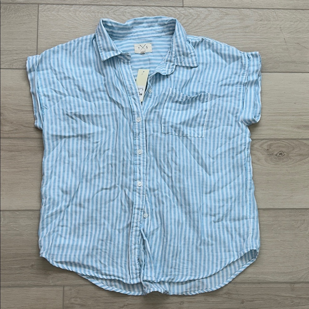 Francesca’s Collections Blue & White Striped Button Down
Size Medium